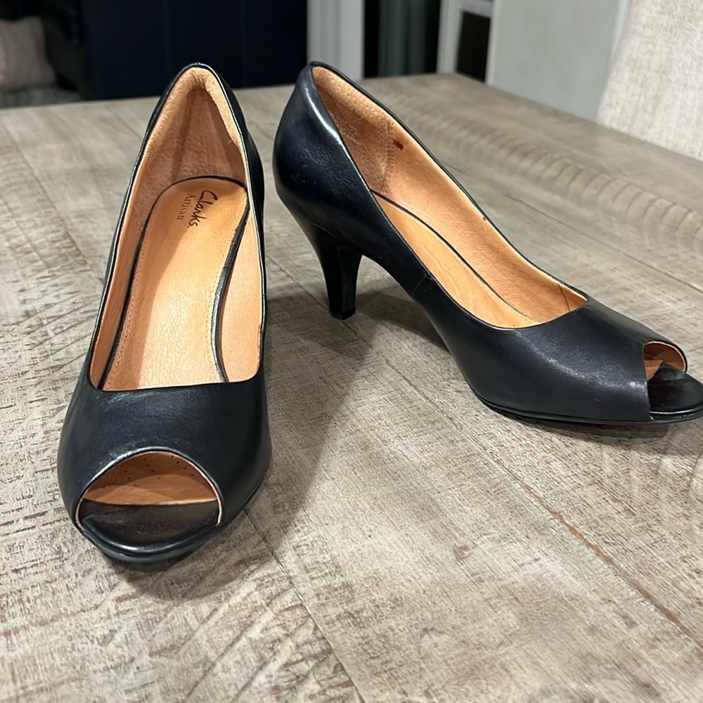 Clarks Artisan peep toe heels in like new condition!